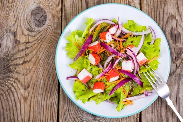 Deliciosa ensalada de verduras con palitos de cangrejo —  Fotos de Stock