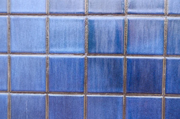Achtergrond van blauwe vierkante tegels op de muur en het zwembad van het zwembad — Stockfoto