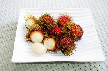 Tay rambutan beyaz plaka üzerinde