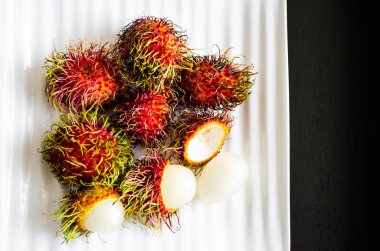 Tay rambutan beyaz plaka üzerinde