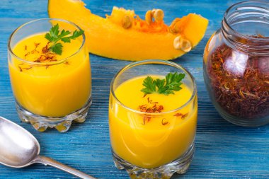 Bardaklarda soğuk kabak kremalı çorba