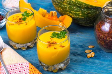 Bardaklarda soğuk kabak kremalı çorba