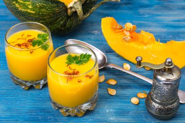 Bardaklarda soğuk kabak kremalı çorba