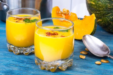 Bardaklarda soğuk kabak kremalı çorba