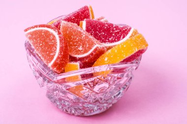 Parlak renkli arka plan üzerinde meyve reçeli