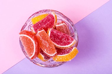 Parlak renkli arka plan üzerinde meyve reçeli