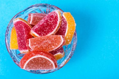 Parlak renkli arka plan üzerinde meyve reçeli