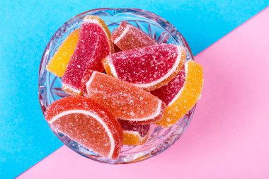 Parlak renkli arka plan üzerinde meyve reçeli