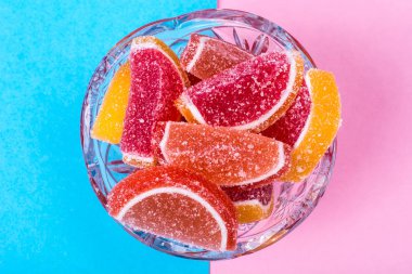 Parlak renkli arka plan üzerinde meyve reçeli