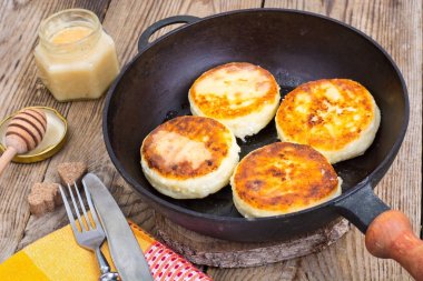 Dört kırmızı peynir kek