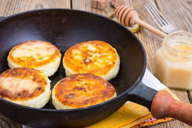 Dört kırmızı peynir kek