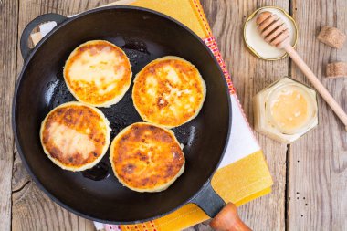 Dört kırmızı peynir kek