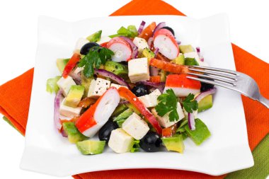 Avokado, surimi ve fetus sebze salatası