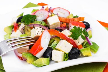 Avokado, surimi ve fetus sebze salatası