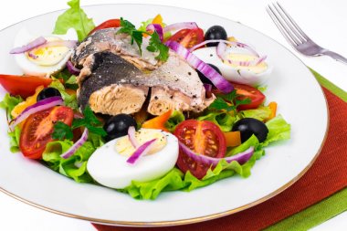 Konserve balık lezzetli sebze salatası