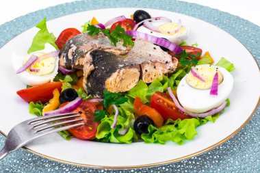 Konserve balık lezzetli sebze salatası