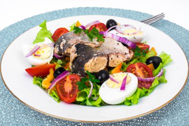 Konserve balık lezzetli sebze salatası