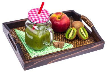 Elma, kivi, ahşap tepsi - sağlıklı ve sağlıklı gıda meyve yüzlü