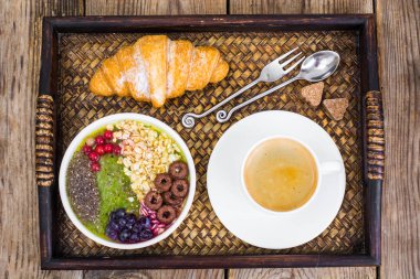 Meyve yemekleri ve öğle yemeği için kruvasan ile ahşap tepsi