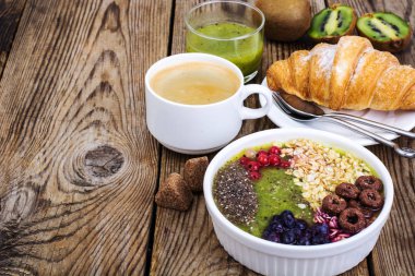 Espresso, kruvasan ve meyve tatlı kahvaltı için