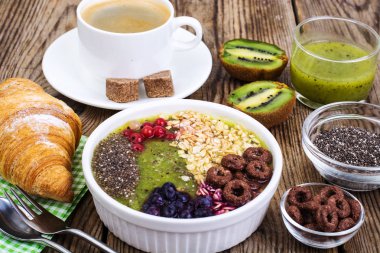 Espresso, kruvasan ve meyve tatlı kahvaltı için