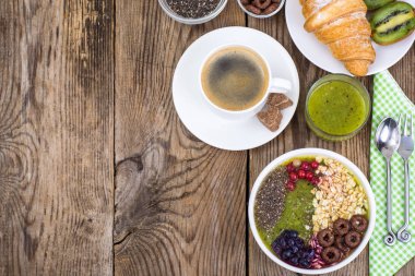 Espresso, kruvasan ve meyve tatlı kahvaltı için