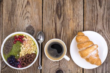 Espresso, kruvasan ve meyve tatlı kahvaltı için