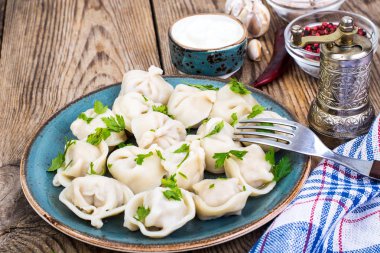 Rus yemekleri. Ev yapımı mantı dolma et