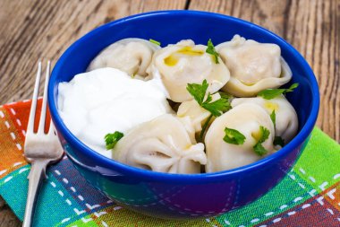 Mavi kase pişmiş köfte