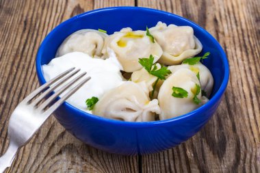 Mavi kase pişmiş köfte