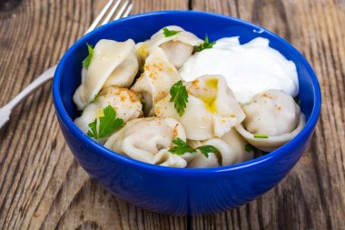 Mavi kase pişmiş köfte