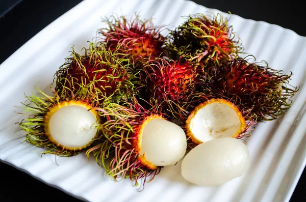 Tay rambutan beyaz plaka üzerinde