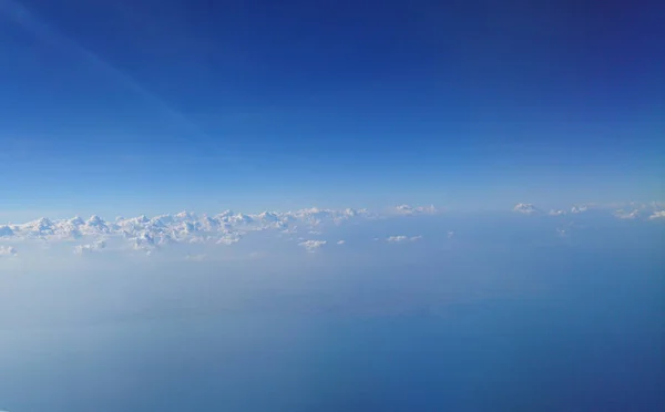 Nubes en el cielo en el iluminador del avión — Foto de Stock