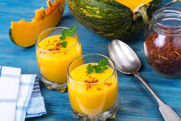 Bardaklarda soğuk kabak kremalı çorba