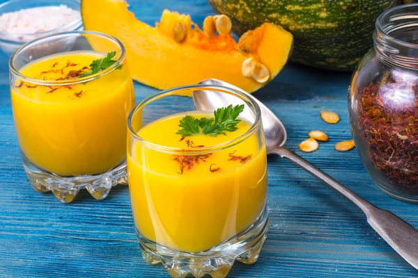 Bardaklarda soğuk kabak kremalı çorba