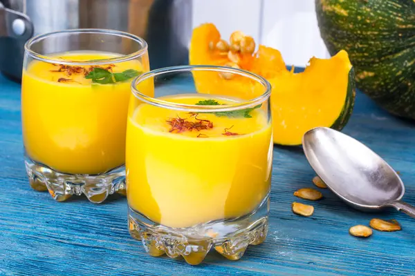 Bardaklarda soğuk kabak kremalı çorba