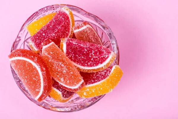 Parlak renkli arka plan üzerinde meyve reçeli