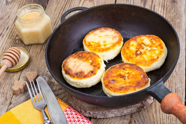 Dört kırmızı peynir kek