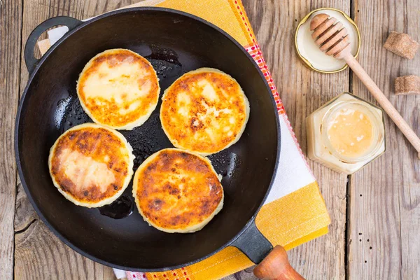 Dört kırmızı peynir kek