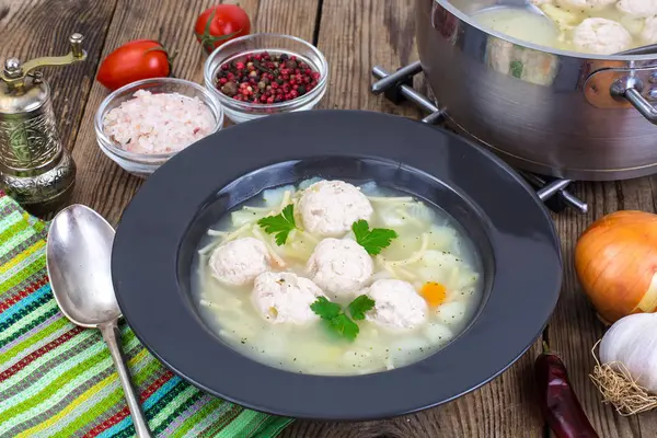 Kippensoep met vermicelli en gehaktballen — Stockfoto