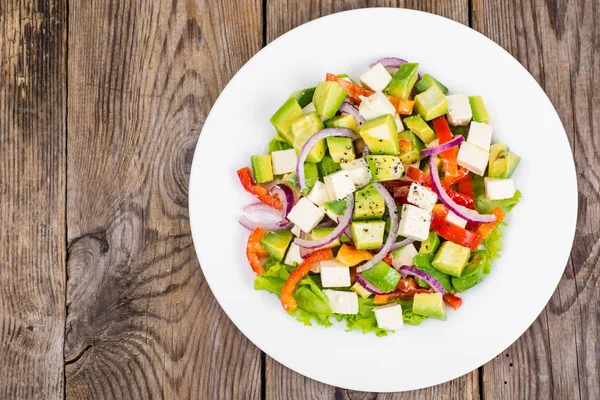 Salada deliciosa com abacate, feta e pimenta doce — Fotografia de Stock