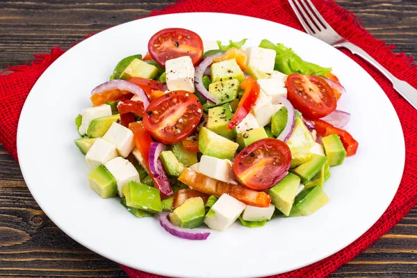 Diyet salata taze sebze avokado ve keçi peyniri