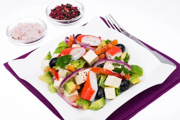 Avokado, surimi ve fetus sebze salatası