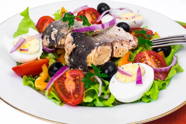 Salada de legumes saborosa com peixe enlatado — Fotografia de Stock