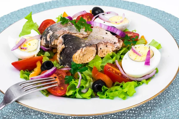 Konserve balık lezzetli sebze salatası