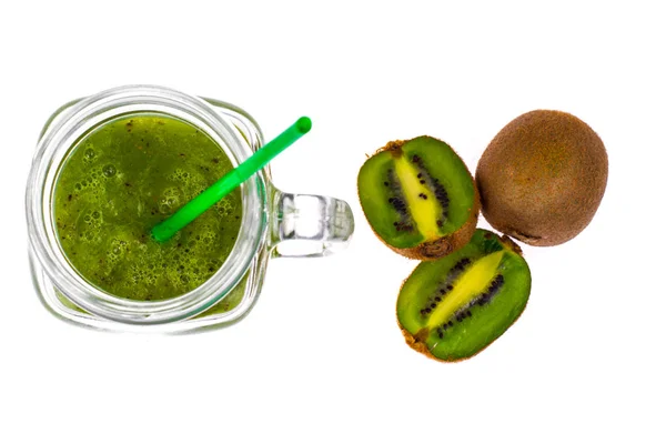 Baru saja diperas jus kiwi pada latar belakang putih — Stok Foto