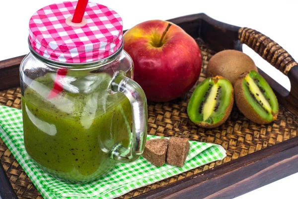 Apel, kiwi, smoothie buah di nampan kayu - makanan sehat dan sehat — Stok Foto