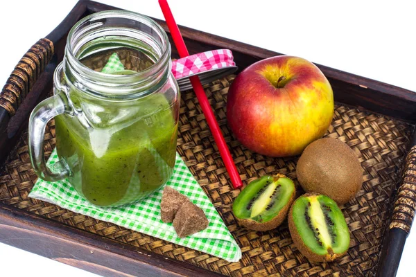 Äpple, kiwi, fruktsmoothie på träbricka - frisk och hälsosam mat — Stockfoto