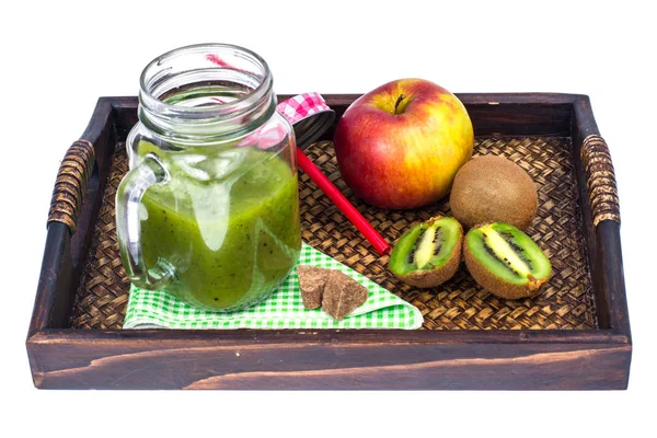 Apel, kiwi, smoothie buah di nampan kayu - makanan sehat dan sehat — Stok Foto