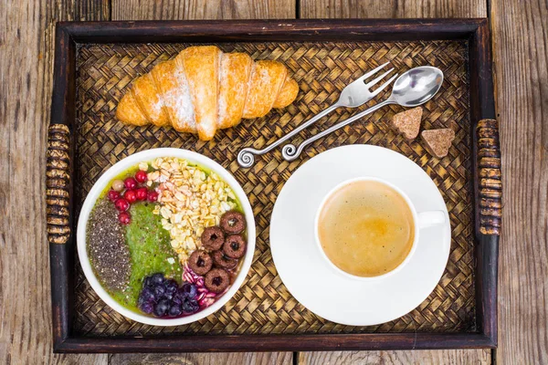 Meyve yemekleri ve öğle yemeği için kruvasan ile ahşap tepsi